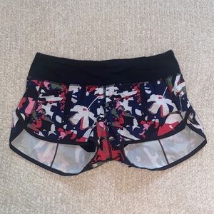 Size 6. 2.5 Lululemon shorts